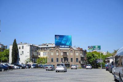 პრემიუმ მონიტორი ვარდების მოედანზე