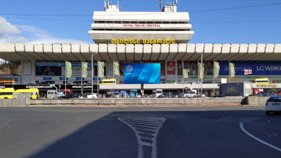 მონიტორი სადგურის მოედანზე